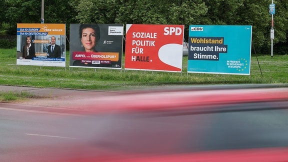 Wahlplakate von den Freien Wählern (l-r), BSW, SPD und CDU stehen an einer Hauptstraße. In Sachsen-Anhalt findet am 9. Juni neben der Europawahl auch eine Kommunalwahl statt.