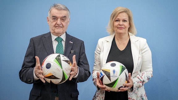 Nancy Faeser (SPD), Bundesministerin für Inneres und Heimat, und Herbert Reul (CDU), Innenminister des Landes Nordrhein-Westfalen, geben zehn Tage vor Beginn der Europameisterschaft eine Pressekonferenz zu den Vorbereitungen von Bund und Ländern für Sicherheit und Zusammenhalt während des Turniers.