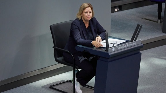 Nancy Faeser (SPD), Bundesministerin des Innern und für Heimat, spricht bei der 195. Sitzung des Deutschen Bundestages