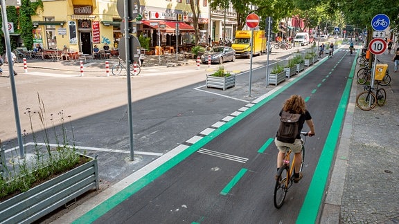 Fahrradstraße mit Sicherheitstrennstreifen und Grünelementen.