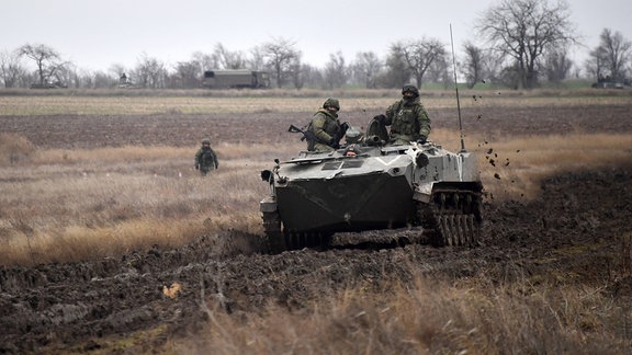 Soldaten einer Luftlandeeinheit sitzen in BTR ZD Schützenpanzern