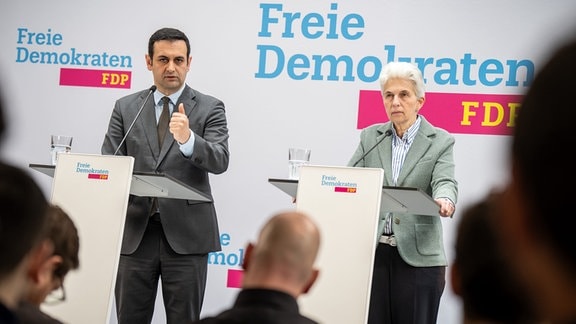 Bijan Djir-Sarai, FDP Generalsekretär, spricht neben Marie-Agnes Strack-Zimmermann, FDP Spitzenkandidatin bei der Europawahl, bei einer Pressekonferenz nach der FDP Präsidiumssitzung.