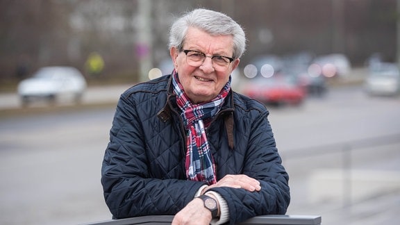 Klaus Feldmann, deutscher Journalist und einstiger Sprecher im DDR-Fernsehen, steht bei einem Fototermin auf einem Gehweg.