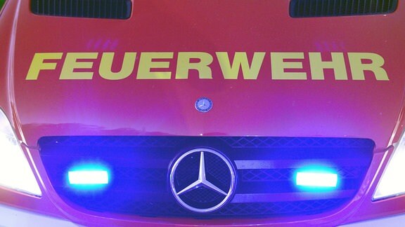 Motorhaube eines Feuerwehrautos mit Schriftzug "Feuerwehr"