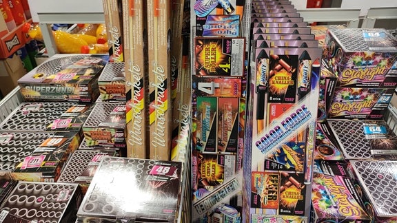 Verkauf von Silvester-Feuerwerk in einem Supermarkt in Halle