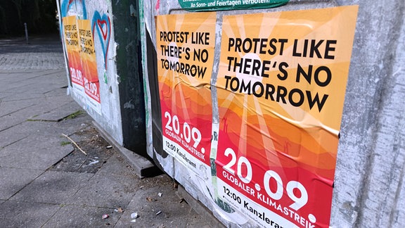 Kreuzberg, Ab Glascontainern hängen Plakate, mit denen für den "Globalen Klimastreik" am 20. September 2024 vor dem Bundeskanzleramt geworben wird: "Protest like theres no tomorrow"