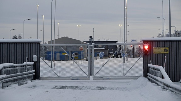 Geschlossenes Tor am Grenzübergang Raja-Jooseppi zwischen Finnland und Russland