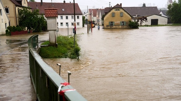 Eine Ortschaft ist völlig überflutet.