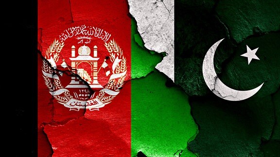 Die Flaggen von Afghanistan und Pakistan nebeneinander