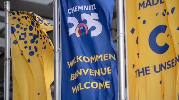 Flaggen mit dem Logo "Chemnitz 2025" 