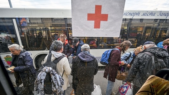 Menschen aus Mariupol, darunter auch Evakuierte von Azovstal, kommen in Saporischschja im Südosten der Ukraine an.