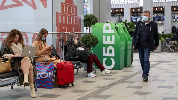 Wartende Passagiere in Bahnhofsstation in Moskau (November 2021)