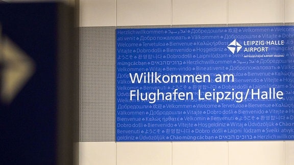 Begrüßungstext Willkommen am Flughafen Leipzig / Halle auf einer Anzeigetafel.