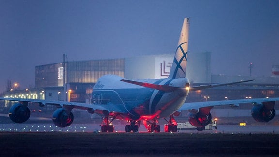 Eine Boeing 747-8F rollt am Morgen zur Startbahn des Flughafens Leipzig/Halle. 