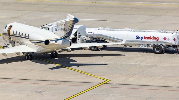 Ein Bombardier Challenger 300 von Premium Jet wird von Sky Tanking mit Kerosin betankt.