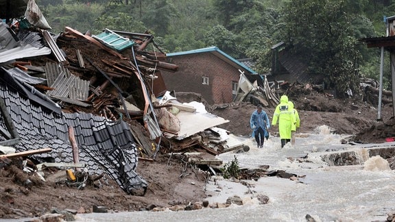 Nach einem durch starken Regen verursachten Erdrutsch eingestürzte Häuser sind in Yecheon zu sehen.