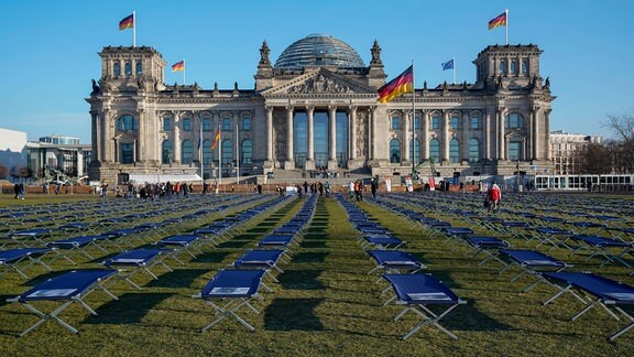 400 Liegen repräsentieren 400 Personen mit Long Covid vor Deutscher Bundestag in Berlin.