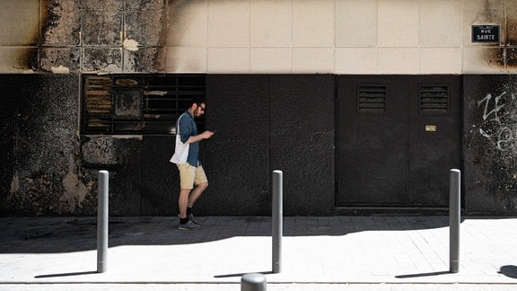 Die Fassade eines Gebäudes in der Rue Sainte in Marseille zeigt die Folgen von fünf aufeinanderfolgenden Nächten voller Unruhen.