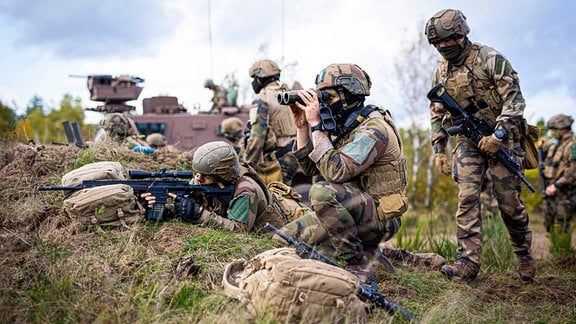Französische Soldaten der Deutsch-Französischen Brigade bei einer Gefechtsübung in der Lüneburger Heide Oktober 2022