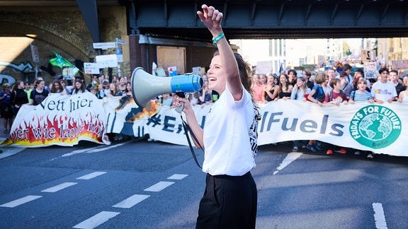 Klimaaktivistin Luisa Neubauer motiviert die Protestaktion der Klimaschutzbewegung Fridays for Future in der Reinhardtstraße.