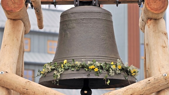 Auf dem 1214 Meter hohen Fichtelberg in Oberwiesenthal ist eine 1,6 Tonnen schweren Glocke vor ihrer Weihe zum Tag der Deutschen Einheit mit Blumen geschmückt,