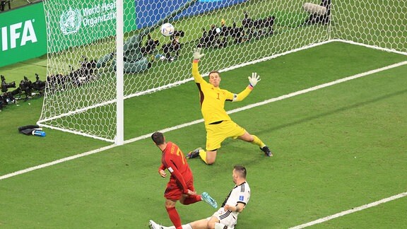 Alvaro Morata (Spanien) schießt ein Tor gegen Deutschland.