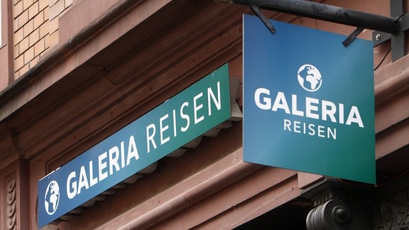 Schild Galeria Reisen an einem Galeria Kaufhof Karstadt Reisebüro
