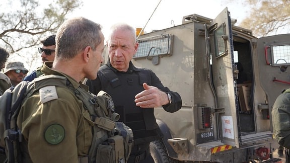 Yoav Gallant (M), Verteidigungsminister von Israel, spricht bei einem Besuch der 36. Brigade, die an der Grenze zum Gazastreifen stationiert ist, mit Soldaten. 
