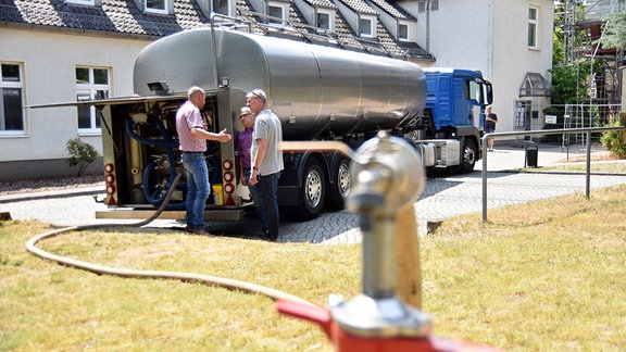 Ein Tanklastwagen einer Molkerei versorgt das Krankenhaus mit Trinkwasser. Nach der schweren Havarie einer Trinkwasserleitung ist die Versorgung der Bevölkerung größtenteils wiederhergestellt. Zeitweise waren am Freitag etwa 6000 von 10 000 Haushalten in Gardelegen und Umgebung betroffen.