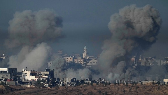 Rauch steigt nach einem israelischen Bombardement im Gazastreifen auf, gesehen vom Süden Israels aus. 