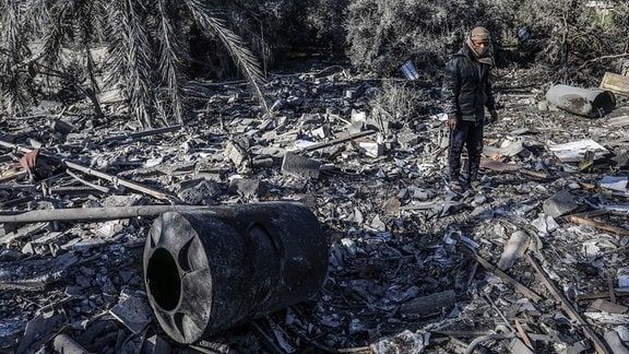 Ein Palästinenser begutachtet die Zerstörung nach einem israelischen Luftangriff auf das Haus der Familie Barakat.