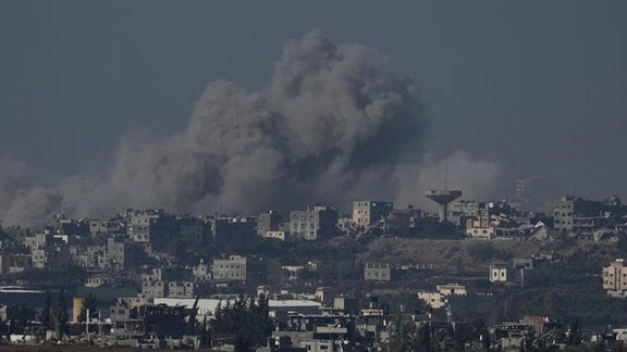 Aufsteigender Rauch nach israelischen Luftangriffen auf Gazastreifen