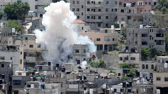 Rauch steigt von einer Explosion während einer israelischen Militäroperation im Flüchtlingslager Nur Schams auf.