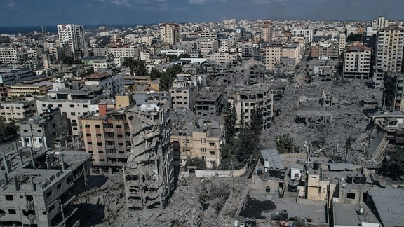 Eine Luftaufnahme von beschädigten und zerstörten Gebäuden nach israelischen Luftangriffen