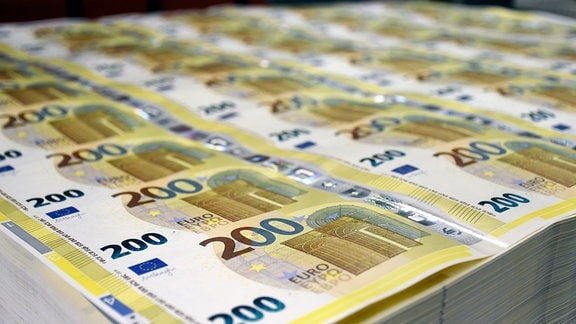 Ungeschnittene Bogen von 200-Euro-Banknoten