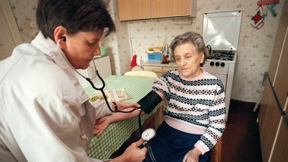 Zum Blutdruckmessen besucht Gemeindeschwester Christel Frank (l) Else Eichholz. 