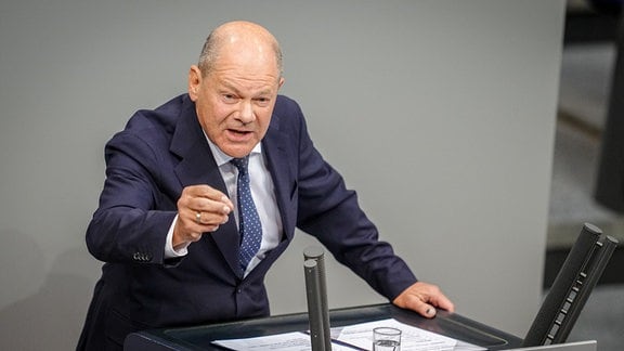 Bundeskanzler Olaf Scholz (SPD) spricht in der Generaldebatte um den Haushalt 2025 im Bundestag.