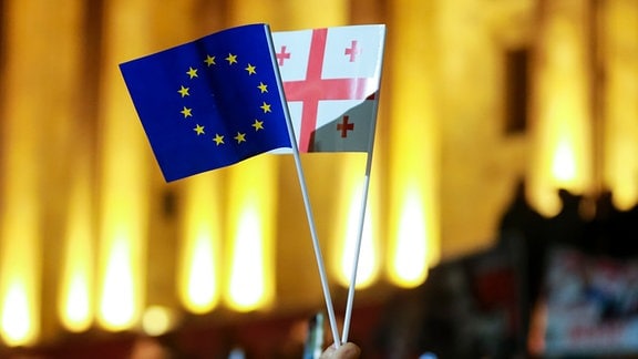 Ein Demonstrant schwenkt eine EU- und eine georgische Nationalflagge während eines Protestes der Opposition gegen die Ergebnisse der Parlamentswahlen.