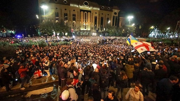 Demonstranten schwenken georgische und ukrainische Nationalflaggen während einer Protestaktion der Opposition gegen die Ergebnisse der Parlamentswahl.