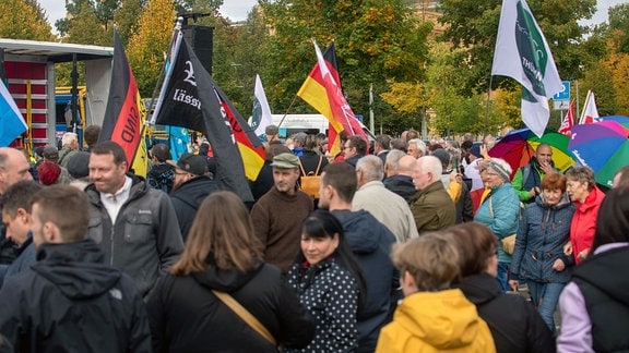 Auf dem Parkplatz Hofwiesenpark in Gera versammelten sich über 1.000 Menschen um gegen den Krieg, der aktuellen Politik und Energiekrise zu demonstrieren. 
