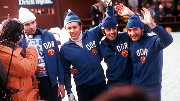 Die aus Gerd-Dietmar Klause, Gerhard Grimmer, Dieter Meinel und Gerd Heßler bestehende 4x10-km-Staffel der DDR siegt bei den Nordischen Ski-Weltmeisterschaften 1974 im schwedischen Falun.
