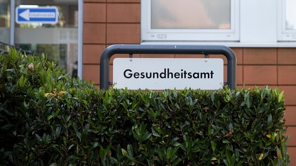 Auf einem Schild am Kreishaus des Kreises Coesfeld, steht: "Gesundheitsamt". 