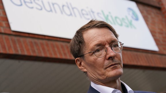 Karl Lauterbach (SPD), Bundesminister für Gesundheit, steht nach seinem Besuch vor dem Gesundheitskiosk im Stadtteil Billstedt.