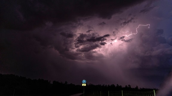 Blitze durchzucken den Himmel.