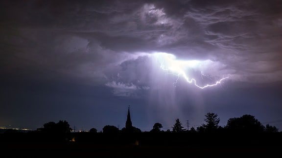 Eine Gewitterfront zog in der Nacht zum Sonntag über Thüringen, wie hier über Gügleben (Ilm-Kreis) fotografiert.