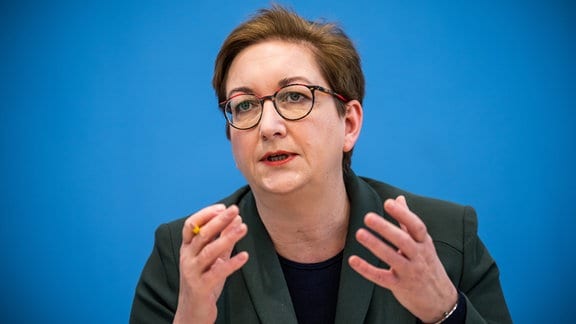 Klara Geywitz (SPD), Bundesministerin für Bau und Wohnen, nimmt an der Pressekonferenz zum Gebäudeenergiegesetz teil.