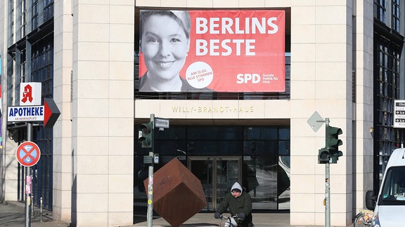 Wahlwerbung am Willy-Brandt-Haus an der Wilhelmstraße