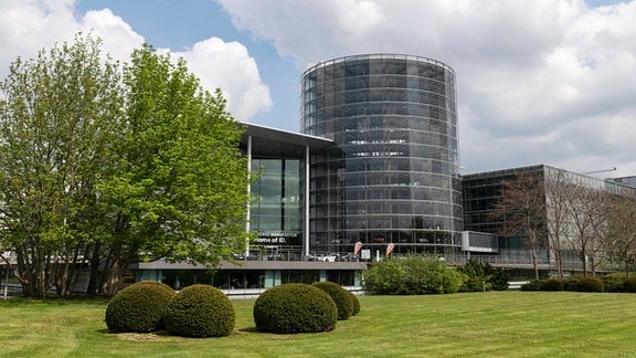 Blick auf die Gläserne Manufaktur in Dresden