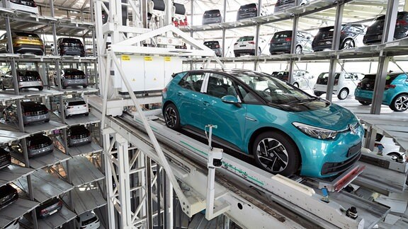 Ein fertiger VW ID.3 wird im Rahmen eines Presserundgangs in der Gläsernen Manufaktur von Volkswagen in einen Autoturm transportiert.