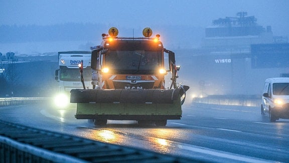 Ein Streufahrzeug vom Winterdienst